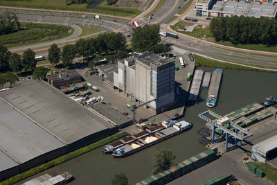 801409 Luchtfoto van de silo van De Heus Voeders B.V. (Uraniumweg 63) te Utrecht; op de achtergrond de kruising ...